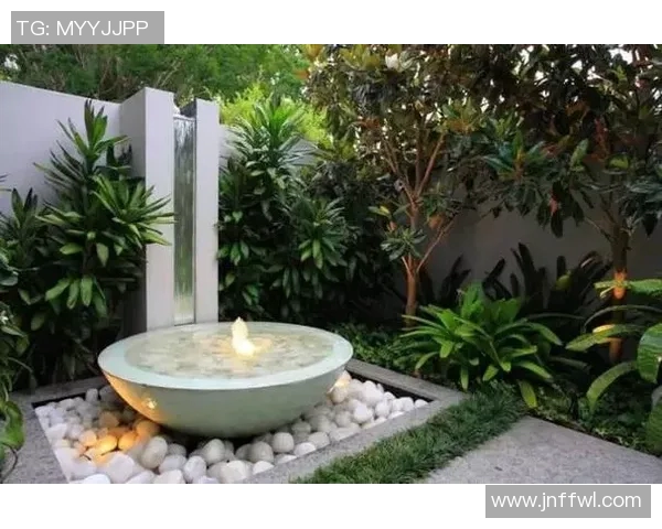 现代泳池设计理念探索与创新：打造完美水景空间的艺术与实践