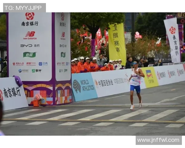 南京城市马拉松点评:飞盘队展现灵活性与团队协作的完美结合 南京城市马拉松点评:飞盘队展现灵活性与团队协作的完美结合